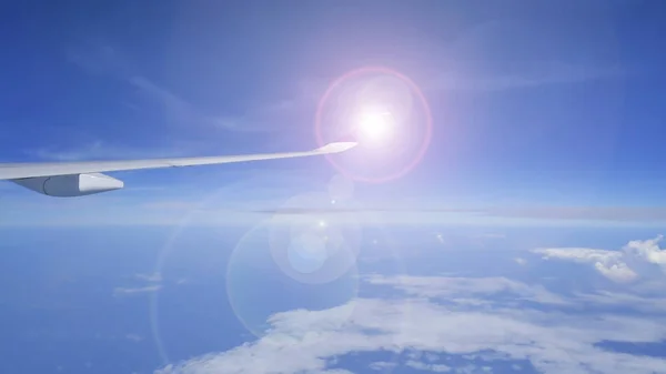 Solljus Återspeglar Ett Passagerarplan Vingar Medan Flyger Himlen — Stockfoto