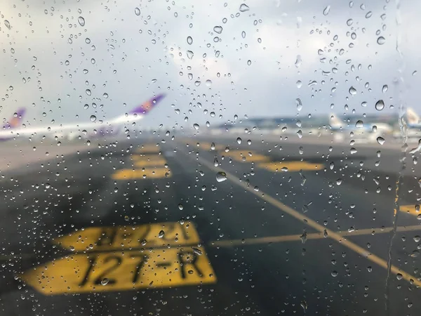 Regen Druppels Het Glas Buiten Passagier Vliegtuig Venster Dat Geparkeerd — Stockfoto