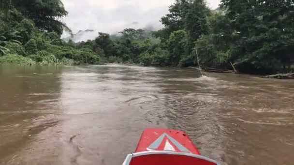 梅雨の時期に流れる水と長い尾のボート — ストック動画