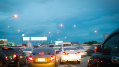 Trafik reçel akşam sokaklarında Bangkok.-ulaşım kavramı.