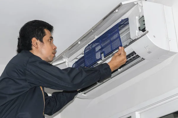 Klimaanlagen Reparateure Blauer Uniform Kontrollieren Und Reparieren Die Luft Die — Stockfoto