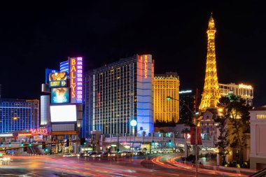 Las Vegas, Nevada/Amerika Birleşik Devletleri-Nisan 9,2018: otel binası, casino ve şehir Las Vegas gece sokakta ışıklar ışıklar güzelliği.