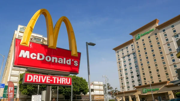 Los Angeles, Kaliforniya/Amerika Birleşik Devletleri-Nisan 6, 2018: Mcdonald's W yüzyıl Blvd Los Angeles yolda dükkanı işaret kadar yakın.