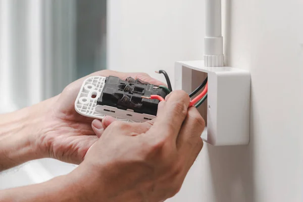 Der Elektriker Steckt Das Netzkabel Die Steckdose — Stockfoto