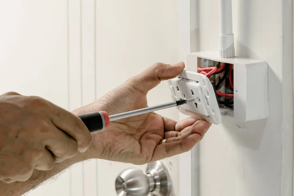 Der Elektriker Befestigt Das Netzkabel Mit Einem Schraubenzieher Der Steckdose — Stockfoto