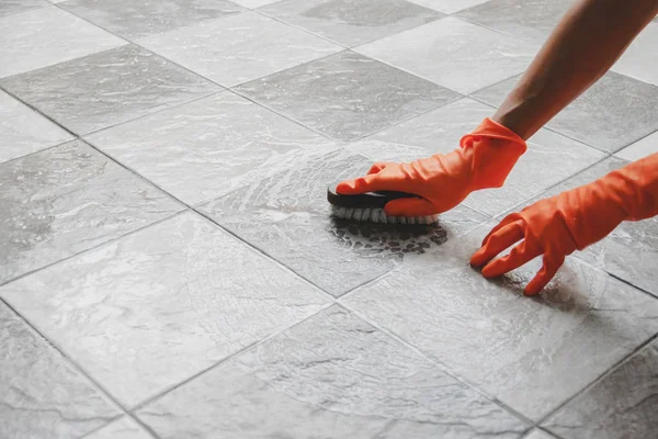 Mão Homem Usando Luvas Borracha Laranja Usado Para Converter Limpeza — Fotografia de Stock