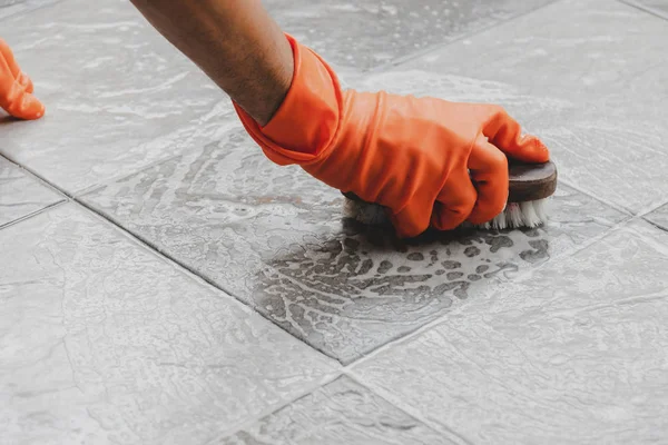 Mano Del Hombre Que Usa Guantes Goma Naranja Utiliza Para — Foto de Stock