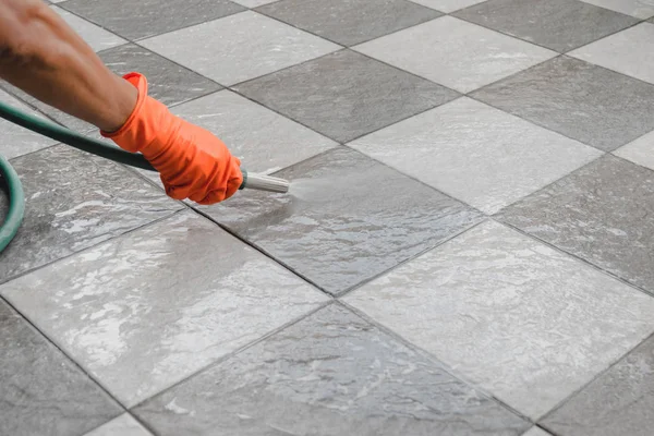 Hand Eines Mannes Mit Orangefarbenen Gummihandschuhen Wird Mit Einem Schlauch — Stockfoto