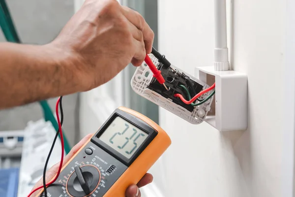 Electricista Está Utilizando Medidor Digital Para Medir Voltaje Toma Corriente — Foto de Stock