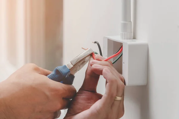 Der Techniker Benutzt Einen Zangenschlüssel Den Netzstecker Der Wand Installieren — Stockfoto