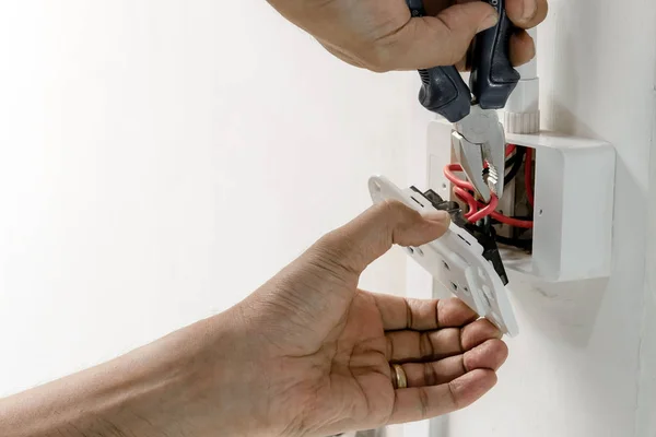 Der Techniker Benutzt Einen Zangenschlüssel Den Netzstecker Der Wand Installieren — Stockfoto