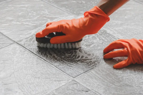 Mano Del Hombre Con Guantes Goma Naranja Utilizar Una Manguera — Foto de Stock