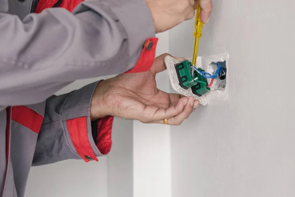 Der Elektriker Überprüft Mit Einem Schraubenzieher Den Stecker Der Wand — Stockfoto