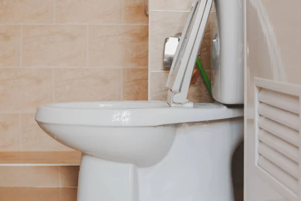 Seramik Banyo Yapılan Floş Tuvalet Kapatın — Stok fotoğraf