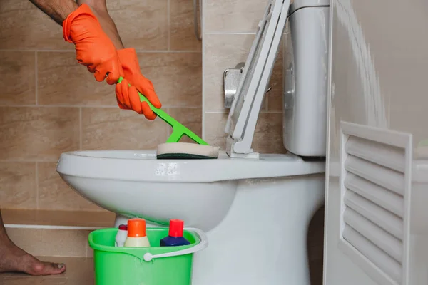 Mano Hombre Con Guantes Goma Naranja Utiliza Para Convertir Pulido — Foto de Stock