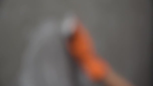주황색 장갑을 여자의 스크럽 콘크리트 청소를 사용은 — 비디오