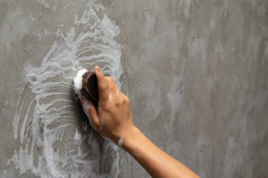 Kadın eli beton duvara Temizleme parlatma dönüştürmek için kullanılan.