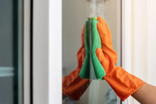 Mano Las Mujeres Usa Guantes Goma Naranja Usando Paño Verde — Foto de Stock