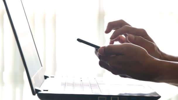 Detailní Záběr Rukou Podnikatelů Jsou Pomocí Chytrých Telefonů Přenosných Počítačů — Stock video