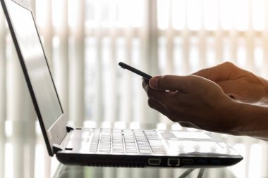 Ofiste eller işadamlarından akıllı telefonlar ve dizüstü bilgisayarlar kullanarak.