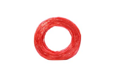 Satır bağlama çeşitli öğeleri beyaz arka plan üzerinde izole kırmızı plastik ip.