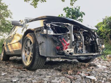 Yol kazaları tarafından zarar görmüş arabanın ön koşulu.