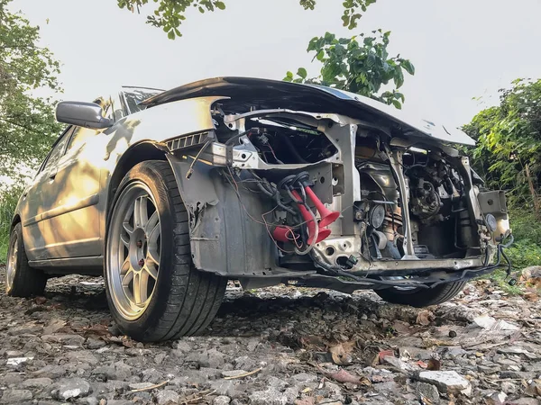 Yol kazaları tarafından zarar görmüş arabanın ön koşulu.