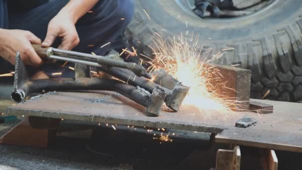 Técnico Una Fábrica Industrial Está Cortando Acero Con Gas — Vídeos de Stock