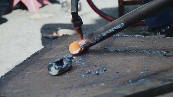 Técnico Una Fábrica Industrial Está Cortando Acero Con Gas — Vídeo de stock