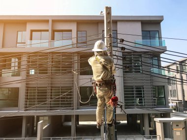 Elektrikçi elektrik direkleri tırmanma vardır 