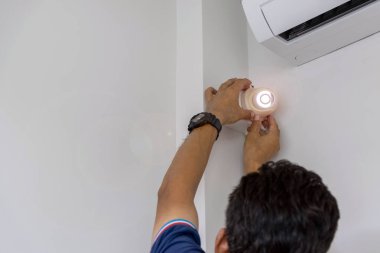 Teknisyenler bir Cctv kamera yüklüyor