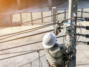 Elektrikçi elektrik direkleri tırmanma vardır 