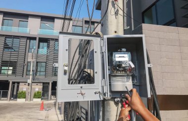 Şehirde elektrikçi