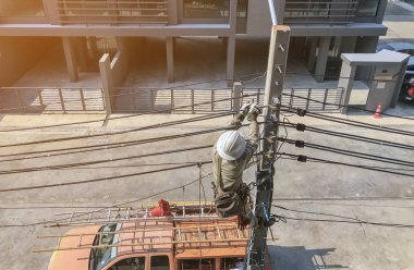 Elektrikçi elektrik direkleri tırmanma vardır 