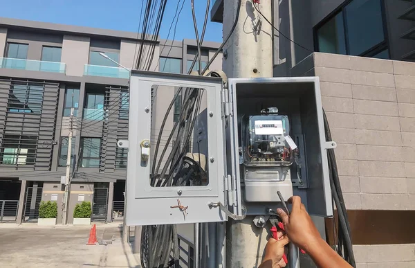 Electrician in the city — Stock Photo, Image