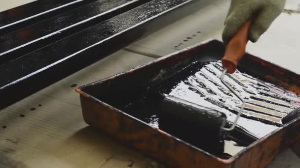 Walzstahl Lackiert Der Lackierten Schale Mit Schwarzer Farbe — Stockvideo