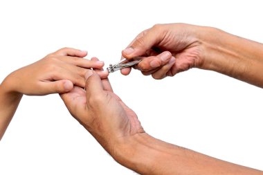 Closeup babanın eli beyaz arka plan üzerinde oğlunun tırnak kesmek için paslanmaz çelik tırnak makası kullanıyor.