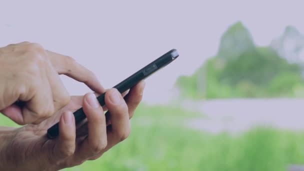 Κλείστε Χέρι Ενός Άντρα Χρησιμοποιώντας Ένα Smartphone Για Αναζητήσετε Πληροφορίες — Αρχείο Βίντεο