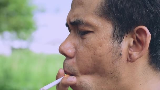 Азиатские Мужчины Курят Парке Незаконно Некоторых Странах — стоковое видео