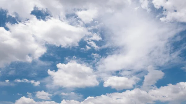 Beaux nuages blancs et ciel bleu — Photo