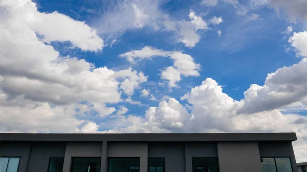 Hermosas nubes cielo sobre el techo del edificio —  Fotos de Stock