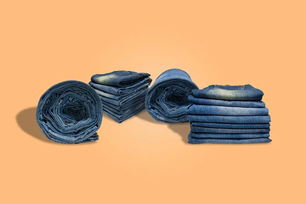 Sıralar Dolusu Mavi Kot Pantolon Pastel Arka Planda Izole Edilmiş — Stok fotoğraf