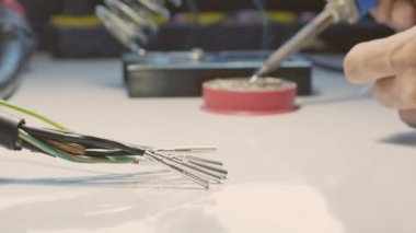 Elektrikçiler metal pimi lehimlemek için lehim demiri kullanıyorlar..