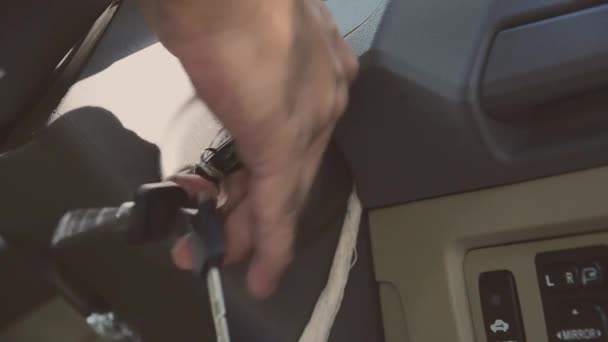 紧紧抓住一个男人的手 用钥匙启动汽车引擎 交通和保险业的理念 — 图库视频影像