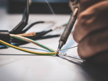 Levyeyle metal çiviyi birbirine bağlamak için lehimleme demiri.