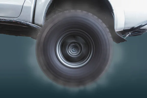 Closeup of the wheels of off-road vehicles that are rotating at — Stock Photo, Image