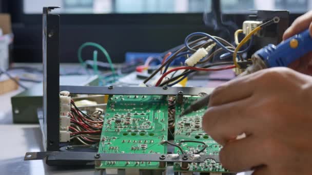 Elektronik Teknisyen Elektrik Kablolarını Elektronik Bir Cihazın Ana Kartına Lehimliyor — Stok video