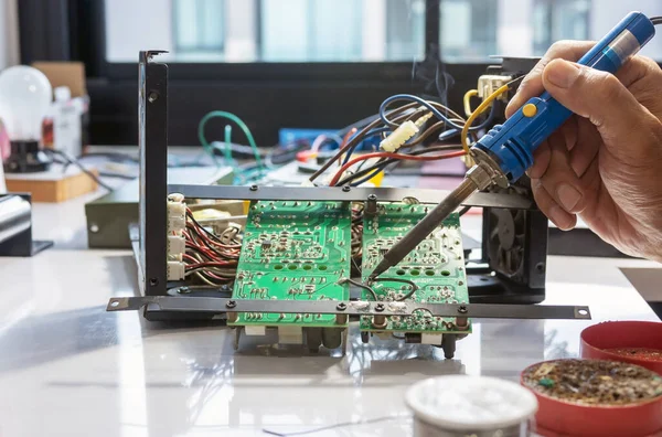 Technicien Électronique Soude Les Fils Électriques Carte Mère Appareil Électronique — Photo