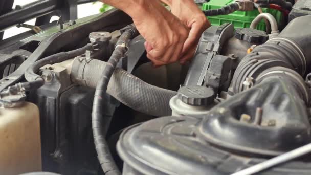 Automobilový Mechanik Kontroluje Chladící Ventilátory Automobilového Automobilového Garážového Průmyslu — Stock video