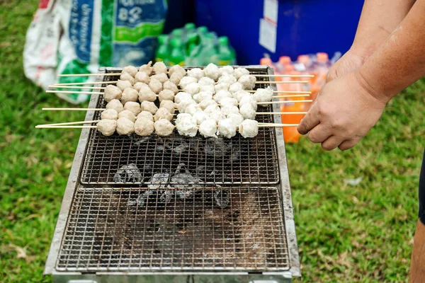 Gros Plan Main Homme Grillant Des Boulettes Viande Sur Poêle — Photo